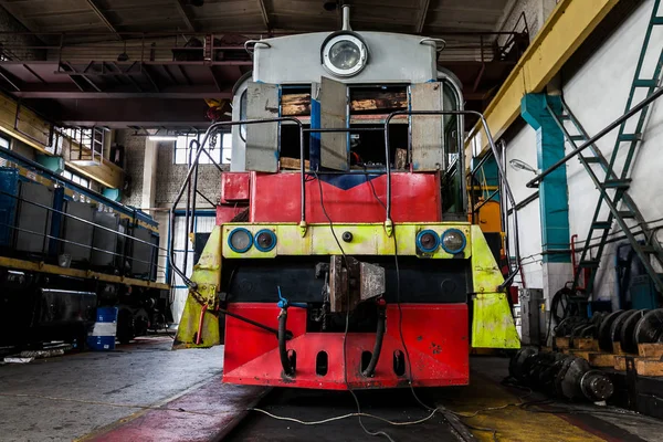 Locomotiva russa está em depósito para reparos — Fotografia de Stock