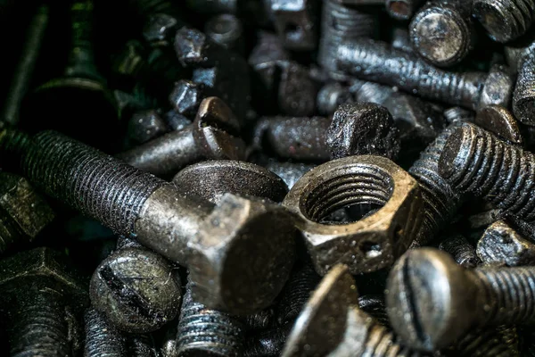 Detail van verschillende metalen bouten en moeren — Stockfoto