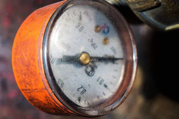 Medidor de pressão velho no gasoduto — Fotografia de Stock