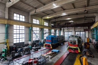 Depo onarımı için büyük bir eski Rus lokomotif mevcuttur