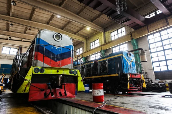 Μια μεγάλη παλαιά Ρωσικά ατμομηχανή είναι στην αποθήκη για επισκευές — Φωτογραφία Αρχείου