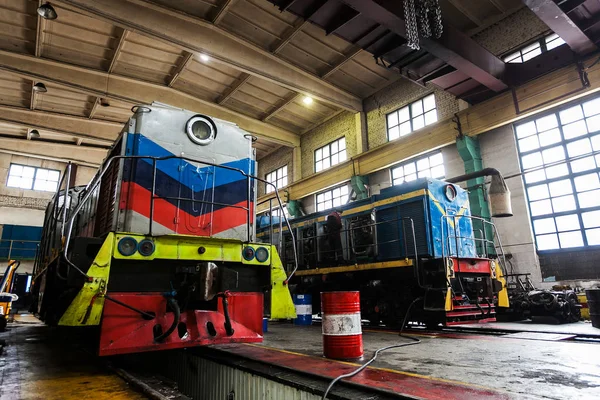 Uma grande locomotiva russa velha está em depósito para reparos — Fotografia de Stock