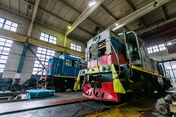Velké staré ruské lokomotivy je v depu na opravy — Stock fotografie