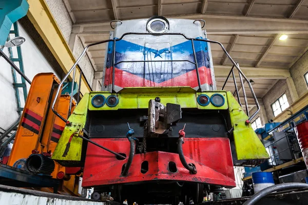 Depo onarımı için büyük bir eski Rus lokomotif mevcuttur — Stok fotoğraf