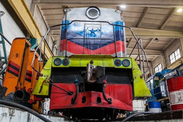 Eine große alte russische Lokomotive steht zur Reparatur im Depot — Stockfoto