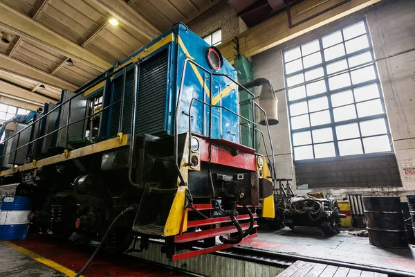 Uma grande locomotiva russa velha está em depósito para reparos — Fotografia de Stock