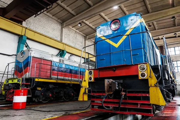 Una gran locomotora rusa vieja está en depósito para reparaciones —  Fotos de Stock