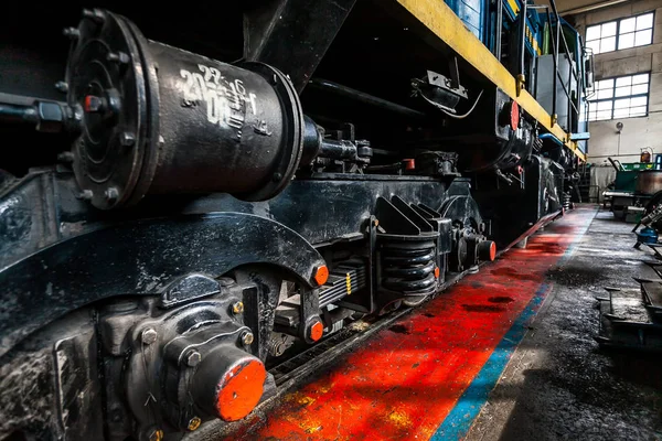 Stará parní lokomotiva v garáži v Rusku — Stock fotografie