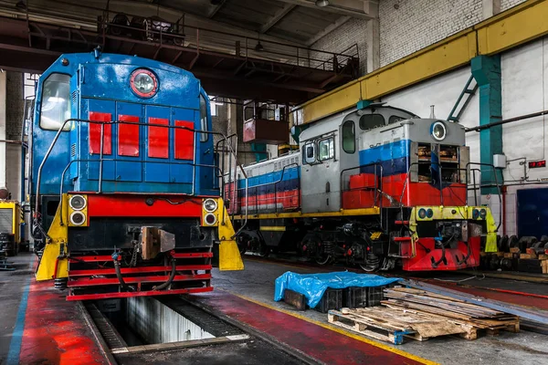 Μια μεγάλη παλαιά Ρωσικά ατμομηχανή είναι στην αποθήκη για επισκευές — Φωτογραφία Αρχείου