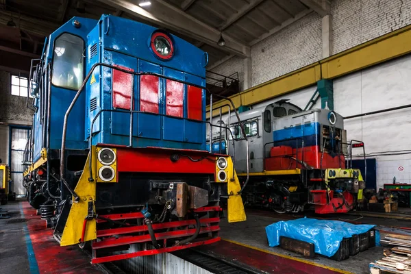 Una gran locomotora rusa vieja está en depósito para reparaciones — Foto de Stock