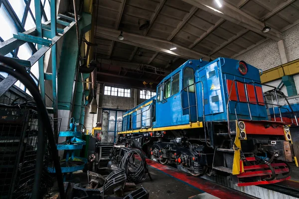 Uma grande locomotiva russa velha está em depósito para reparos — Fotografia de Stock