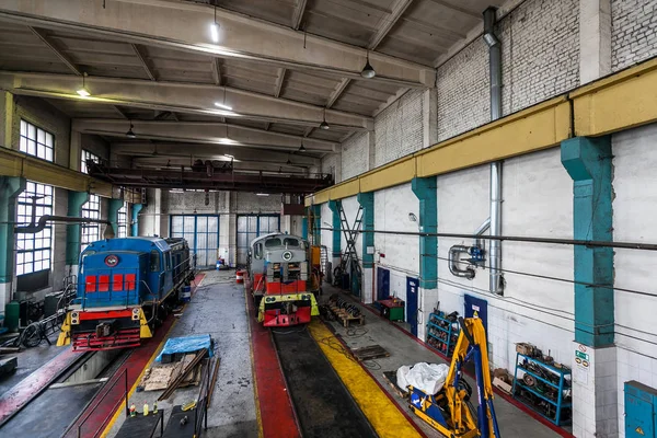 Een grote oude Russische locomotief is in depot voor reparaties — Stockfoto