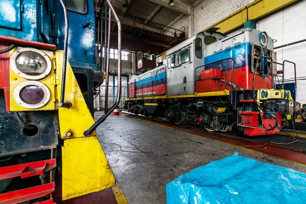 Una gran locomotora rusa vieja está en depósito para reparaciones —  Fotos de Stock