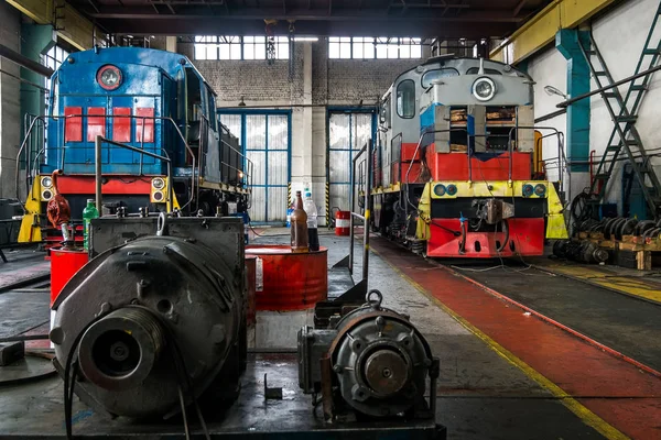 Locomotivas em reparação no depósito — Fotografia de Stock