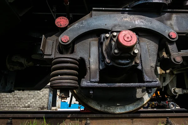 eski trenler için tamir atölyesinde büyük Rus lokomotif