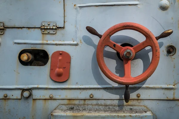 Kırmızı Vana ve duvar