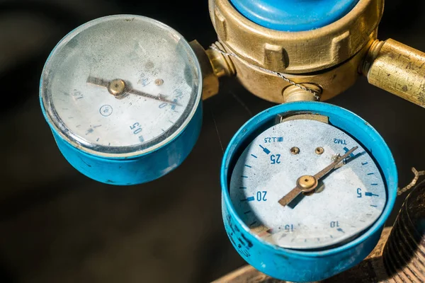 Old pressure gauge on the pipeline — Stock Photo, Image