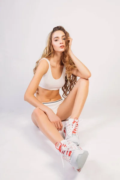 Junges Mädchen Sportunterwäsche Ruht Auf Weißem Hintergrund — Stockfoto