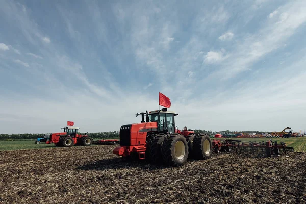 Rode Trekker Met Grote Wielen Het Veld Tegen Blauwe Lucht — Stockfoto