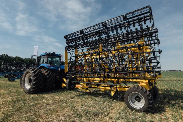 Blauwe Trekker Het Veld Met Een Grote Aanhanger Voor Landwinning — Stockfoto