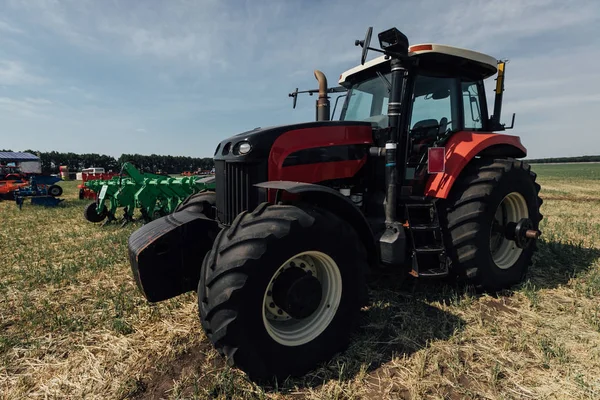 Roter Traktor Mit Großen Rädern Feld Vor Blauem Himmel — Stockfoto