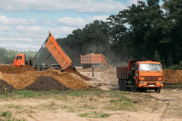 Tres Camiones Volquete Naranja Sitio Construcción Con Arena Progreso —  Fotos de Stock