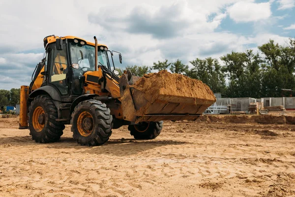 Sárga Traktor Egy Építési Területen Egy Napsütéses Napon Lovagol Homokon — Stock Fotó