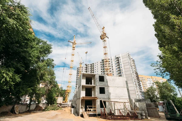 Kräne Montieren Einem Sonnigen Tag Betonplatten Eines Mehrstöckigen Wohnhauses — Stockfoto