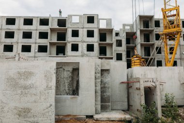 İnşaat gününün arka planındaki çok katlı bir binanın beton detaylarını güçlendirdim.
