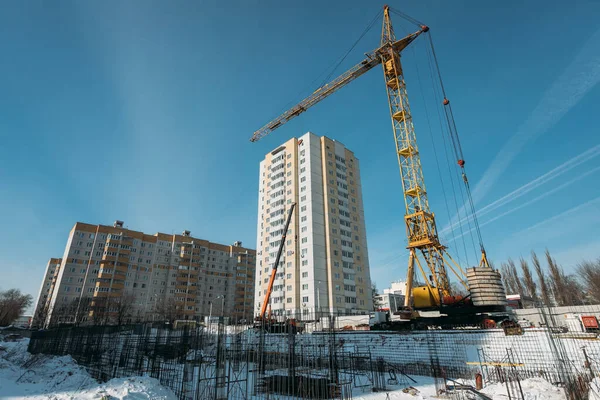 Sárga Építőipari Daruk Egy Többszintes Lakóépület Alapozása Napos Télen — Stock Fotó