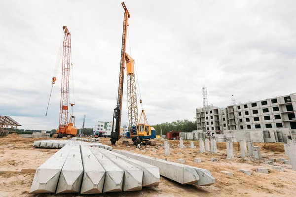 Pilhas Construção Motorista Pilha Durante Construção Edifício Residencial Vários Andares — Fotografia de Stock