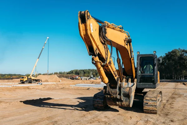 Vista Frontal Uma Grande Escavadeira Amarela Local Construção Dia Ensolarado — Fotografia de Stock