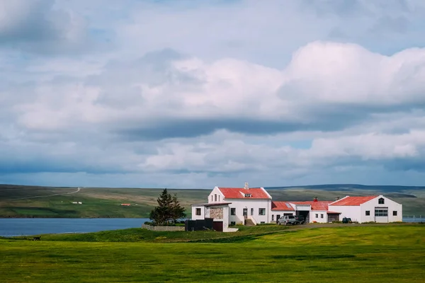 夏の日にはアイスランドの農家の家や畑や雲が — ストック写真