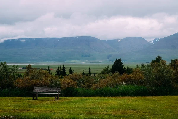 夏山景色下的冰原北部观景台旁边的长椅 — 图库照片