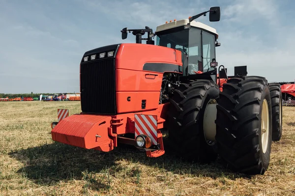 Červený Traktor Poli Zemědělské Výstavě — Stock fotografie