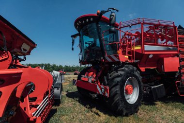 Kırmızı şeker pancarı hasatçısı yaz sergisinde