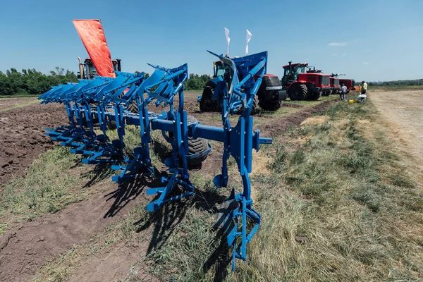Gran Arado Azul Sobre Fondo Tractores Rojos Una Exposición Del —  Fotos de Stock