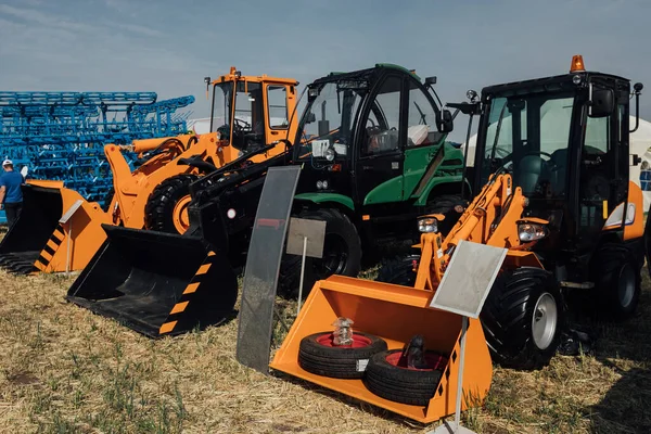 Una Fila Bulldozer Gialli Con Secchi Una Mostra Attrezzature Speciali — Foto Stock