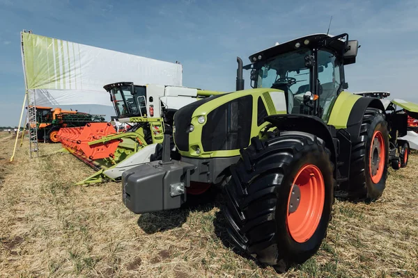 Zelený Traktor Velkými Koly Poli Zemědělské Výstavě — Stock fotografie