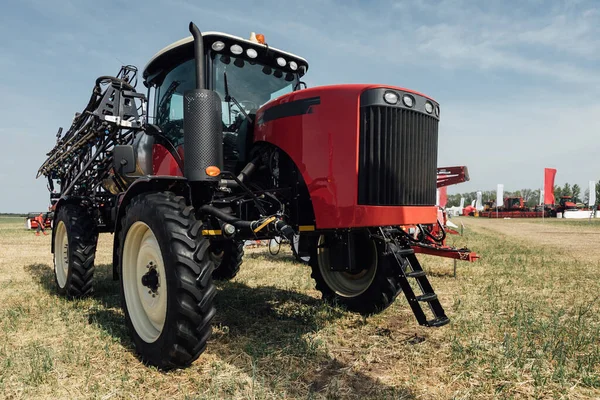 Červený Traktor Postřikovač Poli Zemědělské Výstavě — Stock fotografie
