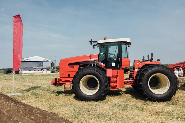 Červený Traktor Poli Zemědělské Výstavě — Stock fotografie