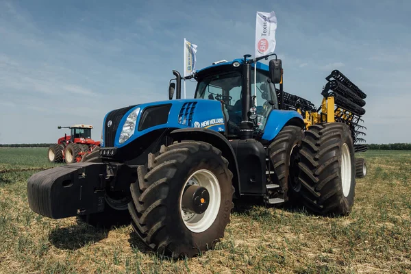 Velký Modrý Trabig Modrý Traktor Velkými Koly Poli Létě Zemědělské — Stock fotografie