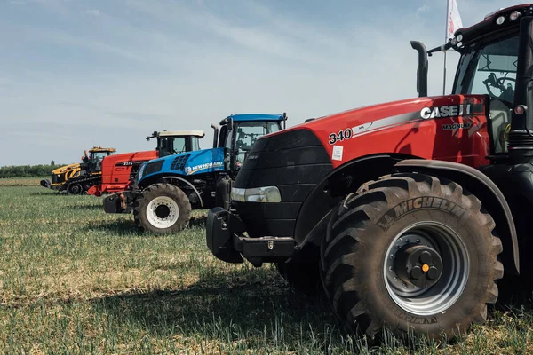 Zwei Rote Traktoren Auf Einem Feld Sommer Während Einer Landwirtschaftsausstellung — Stockfoto