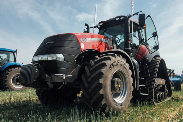 Rode Trekker Met Grote Wielen Het Veld Tijdens Testen Tijdens — Stockfoto