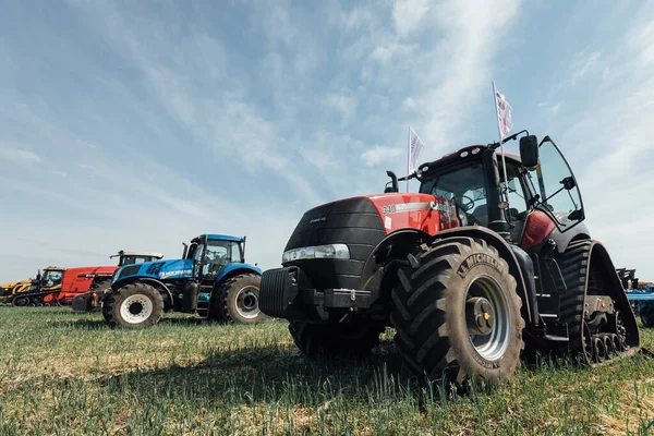 Dva Červené Traktory Poli Létě Během Zemědělské Výstavy — Stock fotografie