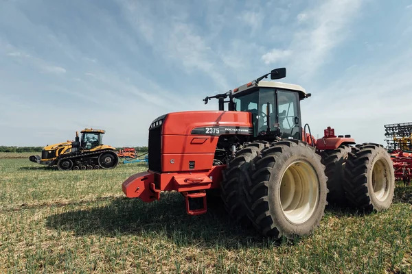 Röd Traktor Med Stora Hjul Fält Tester Utställningen Ryssland — Stockfoto