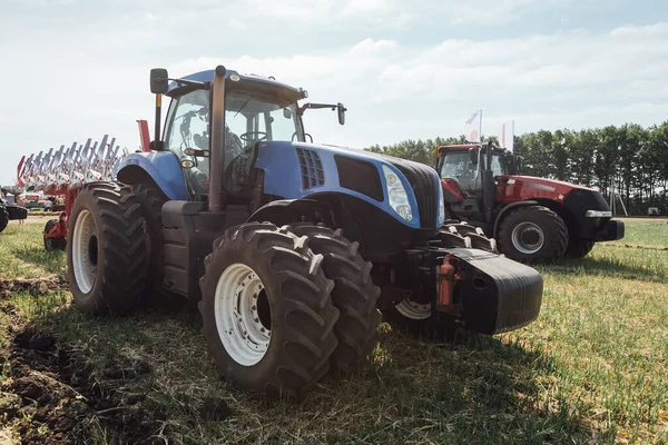 Velký Modrý Traktor Velkými Koly Poli Létě — Stock fotografie