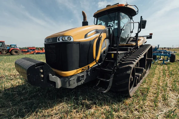 Žlutý Housenkový Traktor Letním Dni Poli Během Zkušební Jízdy Pro — Stock fotografie