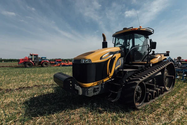 Žlutý Housenkový Traktor Letním Dni Poli Během Zkušební Jízdy Pro — Stock fotografie