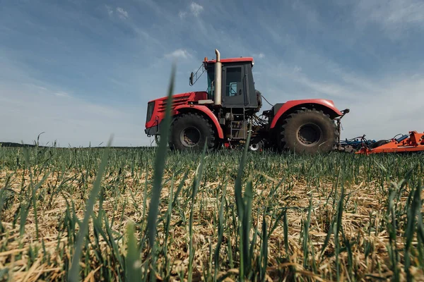 Pole Červený Traktor Pohybující Podél Něj Během Orání — Stock fotografie